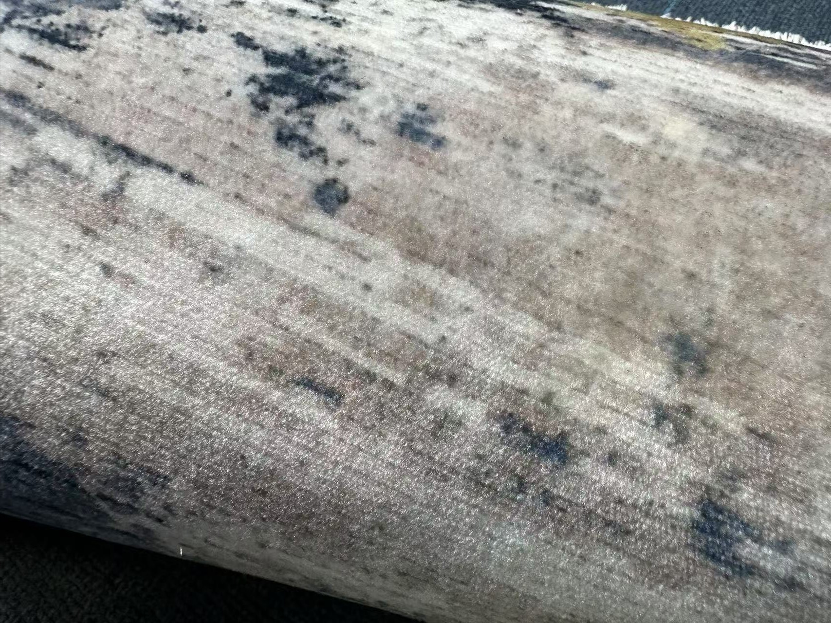 Hur faux f&aring;rskinnsmattor skapar varm vinterheminredning